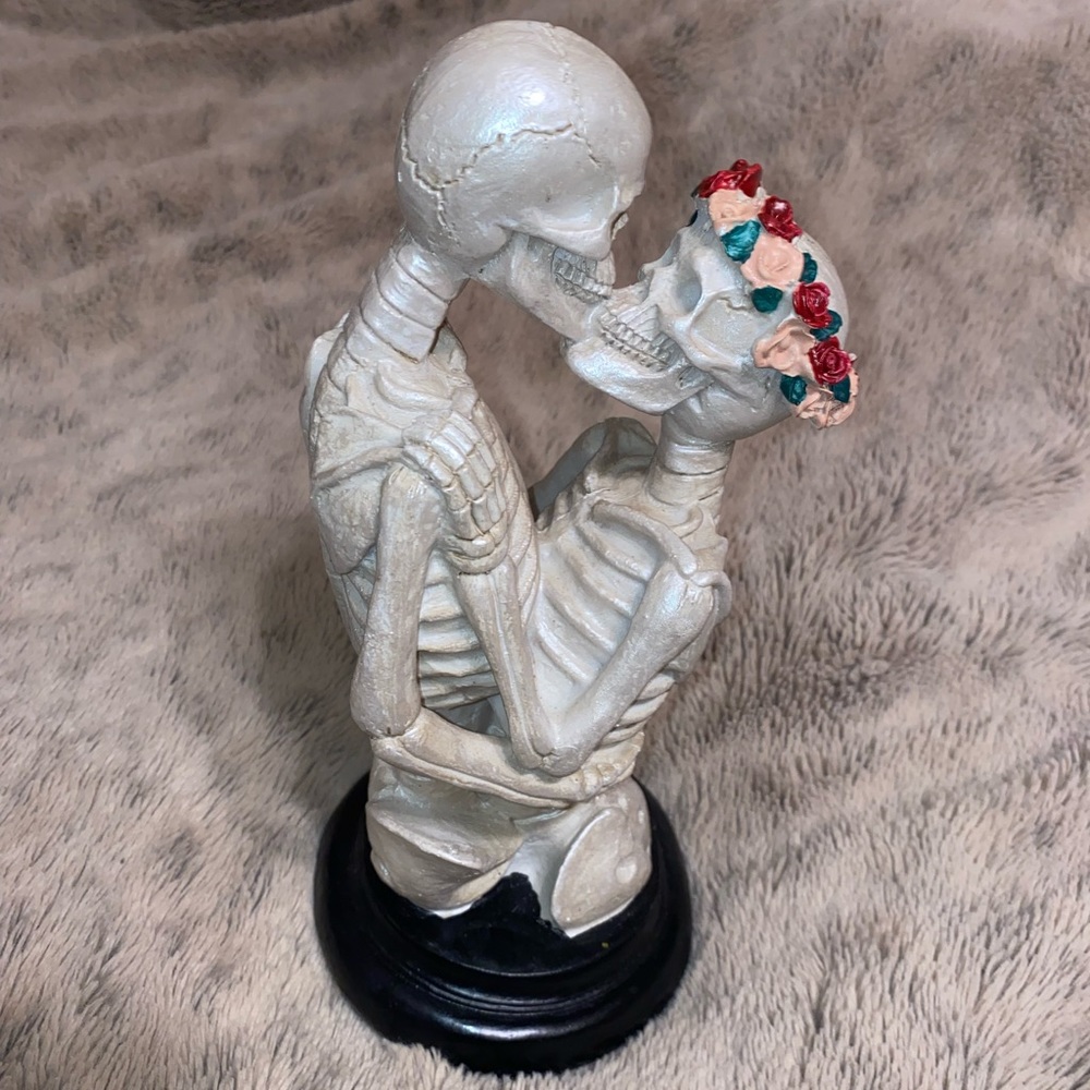 A romantic skeleton decoration!